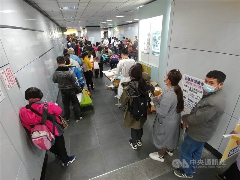 中央流行疫情指揮中心於台北車站設置莫德納疫苗接種站,接種還送百元禮券,民眾反應熱烈,據統計,7日下午1時至5時已有1700人施打疫苗。中央社記者施宗暉攝 110年12月7日