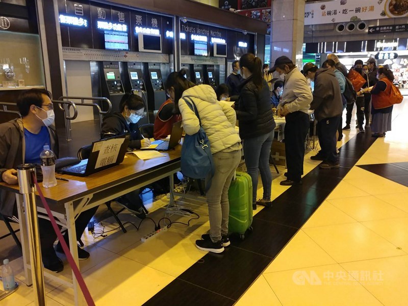 中央流行疫情指揮中心於台北車站設置莫德納疫苗接種站,7日下午1時開打,據統計,截至下午5時已施打1700人,晚間8時前排隊者都能順利接種。中央社記者施宗暉攝 110年12月7日