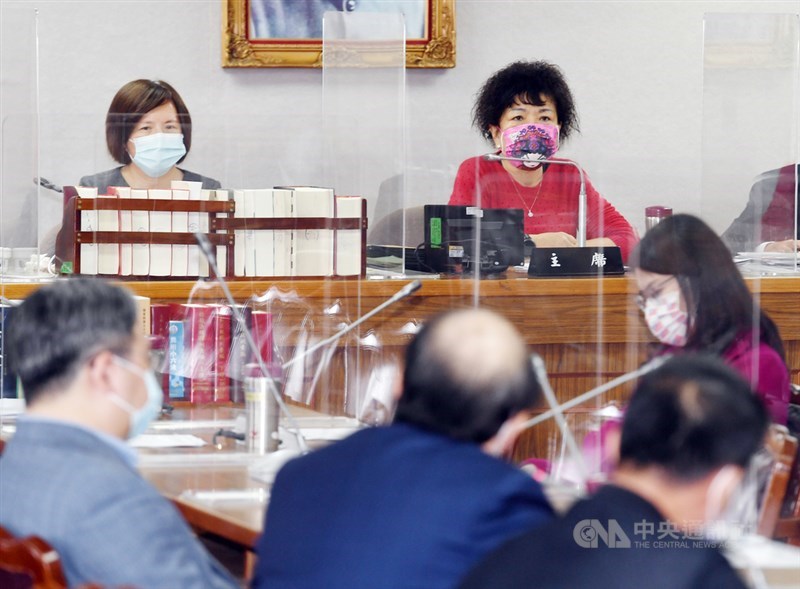 國民黨立委葉毓蘭(後右)6日在立法院司法及法制委員會擔任召委主持會議,因民進黨立委質疑會議內容有違憲之虞,葉毓蘭與民進黨團總召柯建銘會中爆發爭執。中央社記者施宗暉攝 110年12月6日
