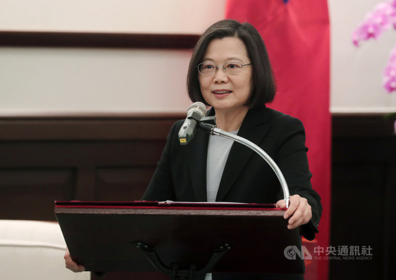 總統蔡英文(圖)7日在總統府接見2021客家貢獻獎得獎者,蔡總統致詞表彰得獎者在客家事務上的卓越貢獻。中央社記者裴禛攝 110年12月7日