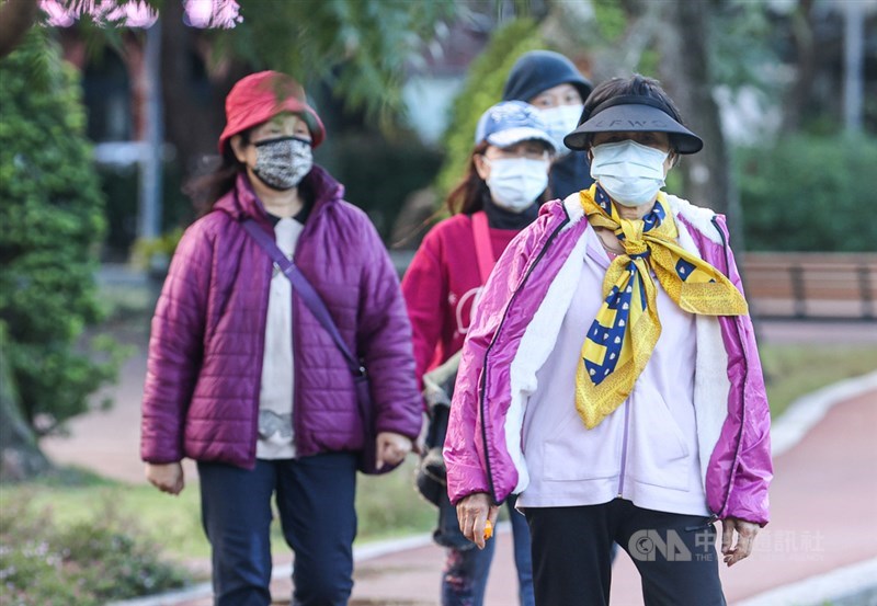 氣象局說,8日水氣少、輻射冷卻效果強,西半部、東北部低溫會較7日再低1、2度,約攝氏14至17度間;高溫也回升1、2度,約21至23度。中央社記者鄭清元攝 110年12月7日