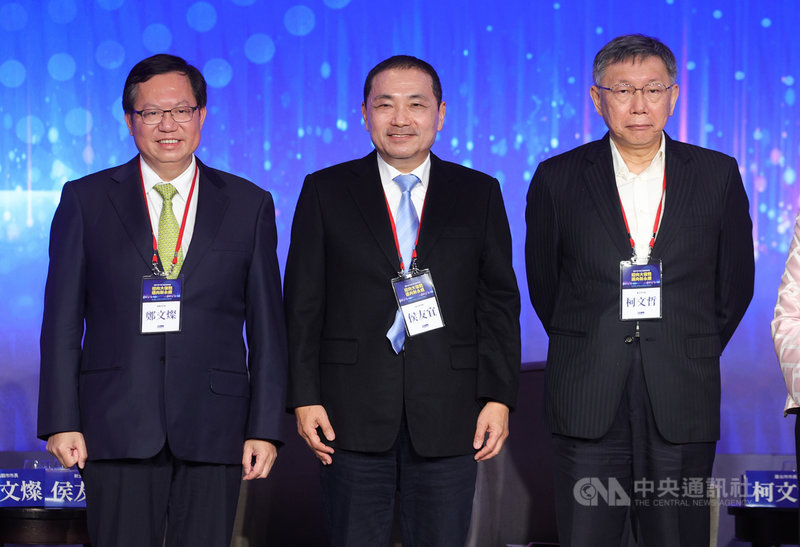 台北市長柯文哲(右起)、新北市長侯友宜、桃園市長鄭文燦7日上午出席第19屆遠見高峰會專題論壇,談論「北北桃 首都圈的城市抗疫學」,並於會後合影。中央社記者謝佳璋攝 110年12月7日