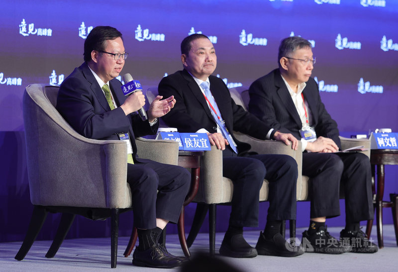 桃園市長鄭文燦(左起)、新北市長侯友宜、台北市長柯文哲7日出席第19屆遠見高峰會專題論壇,談論「北北桃 首都圈的城市抗疫學」,分享抗疫的心路歷程。中央社記者謝佳璋攝 110年12月7日