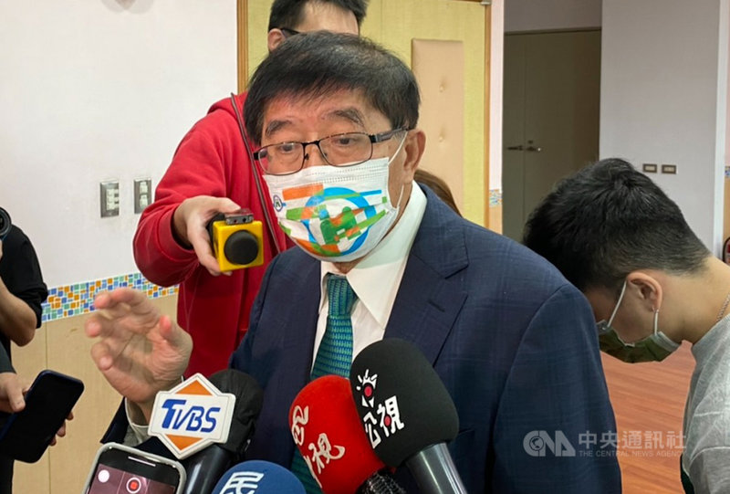 健保署長李伯璋(前)被媒體拍到與年輕女性牽手約會,陷桃色風波。李伯璋7日上午受訪表示,會有這樣的互動是他的問題,強調做事要有擔當,他不會逃避,不過身為政府官員,私領域和公領域要分開,他會努力把健保業務做好。中央社記者張茗喧攝 110年12月7日