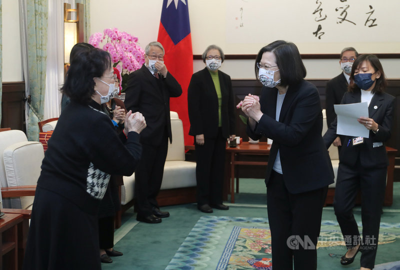 總統蔡英文(前右)7日在總統府接見2021客家貢獻獎得獎者,向與會來賓拱手致意。中央社記者裴禛攝 110年12月7日