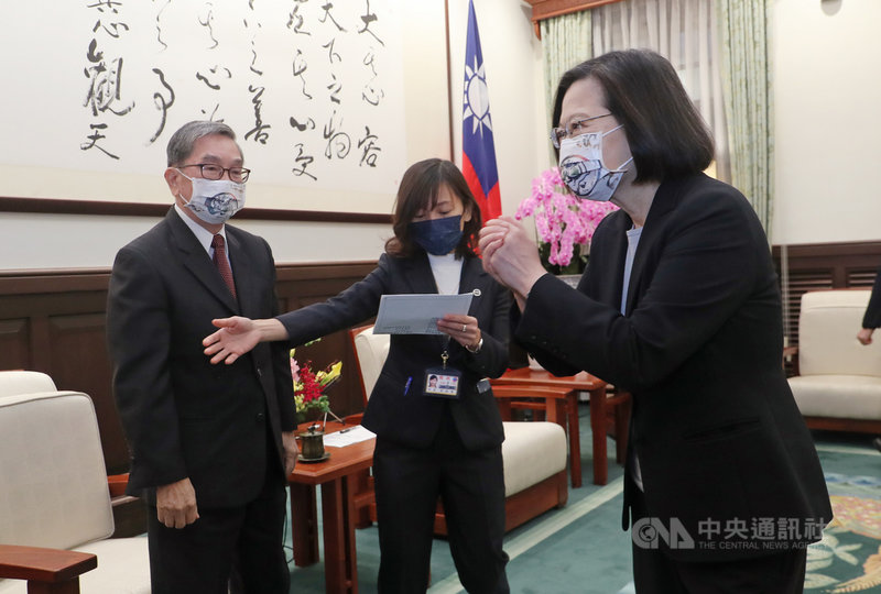 總統蔡英文(右)7日在總統府接見2021客家貢獻獎得獎者,向榮獲終身貢獻獎、也是籌備客家委員會的重要推手徐正光(左)及與會來賓拱手致意。中央社記者裴禛攝 110年12月7日