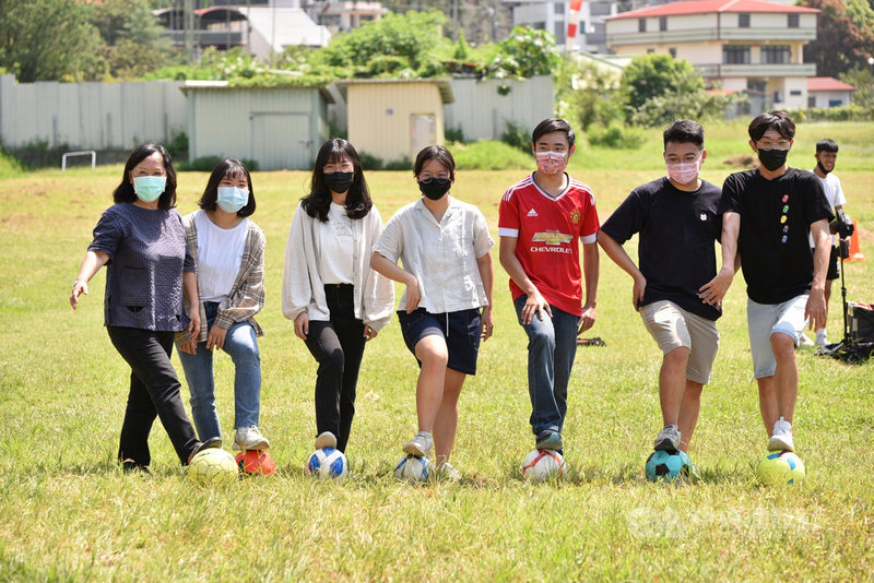 暨南國際大學諮商心理與人力資源發展系與埔里山城足球俱樂部合作,推動支持協助方案,透過遊戲治療協助有過動、自閉傾向的學童在球場上提升專注力,突破自我、適應群體生活。(暨大提供)中央社記者許秩維傳真 110年12月7日