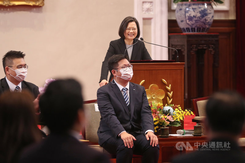總統蔡英文(後中)7日上午接見「國際青年商會中華民國總會第69屆重要幹部」致詞表示,疫情期間,青商總會依然持續在做公益,不只是幫助國人,也援助友邦人民,非常感謝大家的貢獻。中央社記者裴禛攝 110年12月7日