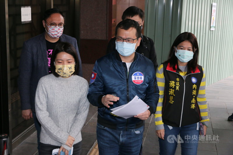 國民黨台北市議員羅智強(前中)、徐巧芯(前左)、游淑慧(前右)等人7日前往台北地檢署,對涉嫌施暴民進黨立委高嘉瑜的男子林秉樞提出洗錢等罪嫌的告發。中央社記者蕭博文攝 110年12月7日