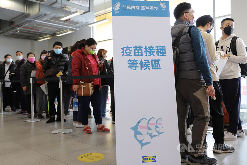 新北市政府7日在IKEA新莊店設置機動疫苗接種站,替民眾接種2019冠狀病毒疾病(COVID-19)莫德納(Moderna)疫苗,不須預約、隨到隨打。中央社實習記者蕭宇軒攝 110年12月7日