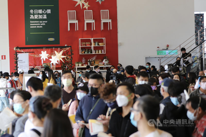 新北市政府7日在IKEA新莊店設置機動疫苗接種站,替民眾接種2019冠狀病毒疾病(COVID-19)莫德納(Moderna)疫苗,下午開打前,已經有許多民眾排隊等候。中央社實習記者蕭宇軒攝 110年12月7日