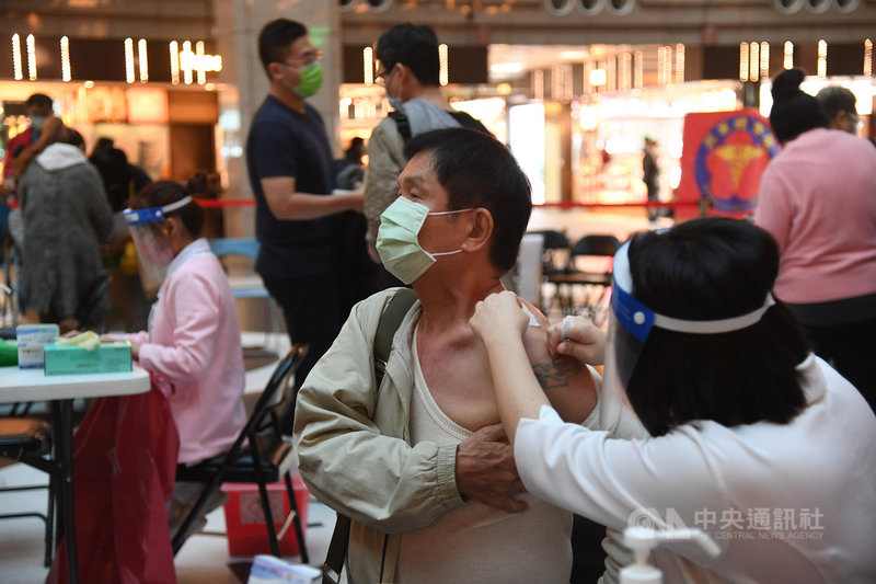 中央流行疫情指揮中心與各縣市政府祭出催打措施,在台北車站、賣場、百貨等地點設置莫德納(Moderna)疫苗施打站,接種者可獲得百元禮券等贈品。許多民眾7日前往台北車站莫德納疫苗施打站接種疫苗。中央社記者王飛華攝 110年12月7日