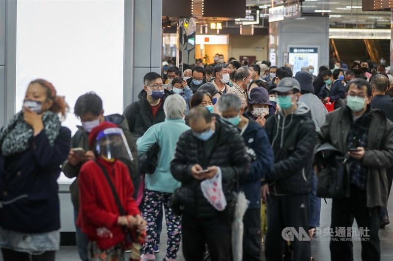 台北車站莫德納疫苗施打站民眾反應熱烈，指揮中心指揮官陳時中表示，已緊急加開接種點，在台北車站共有3處供民眾施打。圖為6日民眾在台北車站排隊的畫面。（中央社檔案照片）