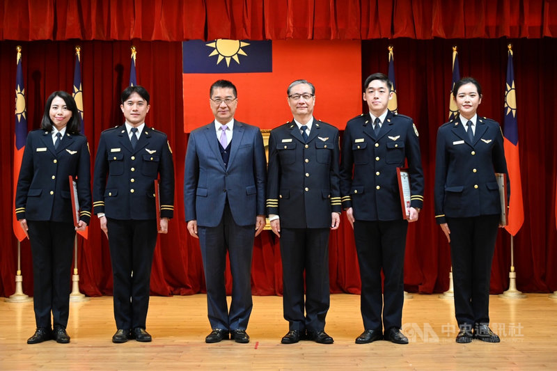 內政部長徐國勇(左3)7日出席移民署移民班第9期學員專業訓練結訓典禮,恭喜52名學員順利完成訓練,並勉勵他們致力守護國境安全、推動多元文化和保障移民人權等工作。(移民署提供)中央社記者黃麗芸傳真 110年12月7日