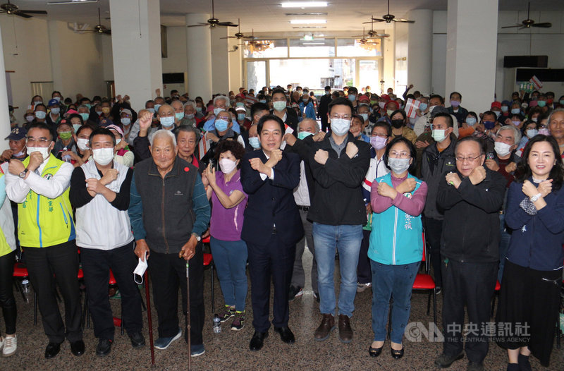副總統賴清德(前右5)7日到苗栗縣連趕2場民進黨公投說明會,針對4項公投案逐一說明政府立場,並與民眾共同比出手勢,呼籲民眾投下4個不同意票。中央社記者管瑞平攝 110年12月7日