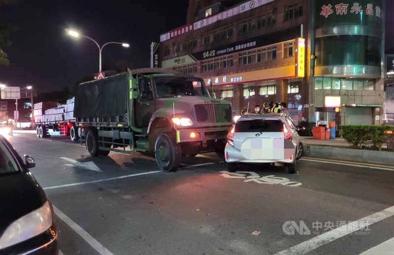 新北市林口區7日晚間發生軍用卡車和自小客車的車禍,警方獲報到場處理及交管,所幸無人受傷,確實肇事責任待警方調查釐清。(翻攝照片)中央社記者王鴻國傳真 110年12月7日