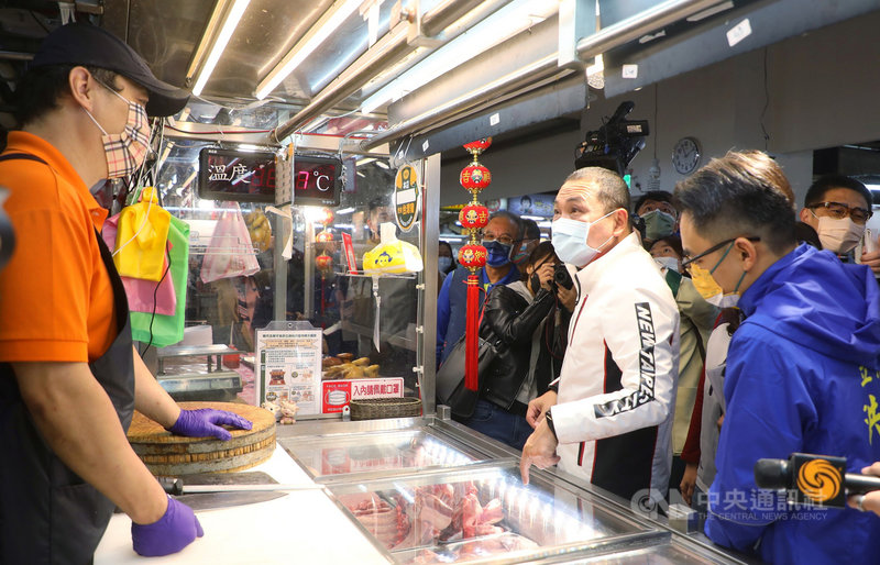 新北市長侯友宜(右2)7日視察泰山公有市場肉品標示情形,向攤商致意;並表示,希望所有市場都能夠用台灣豬,不但要有標示、更要能夠溯源。中央社記者王鴻國攝 110年12月7日