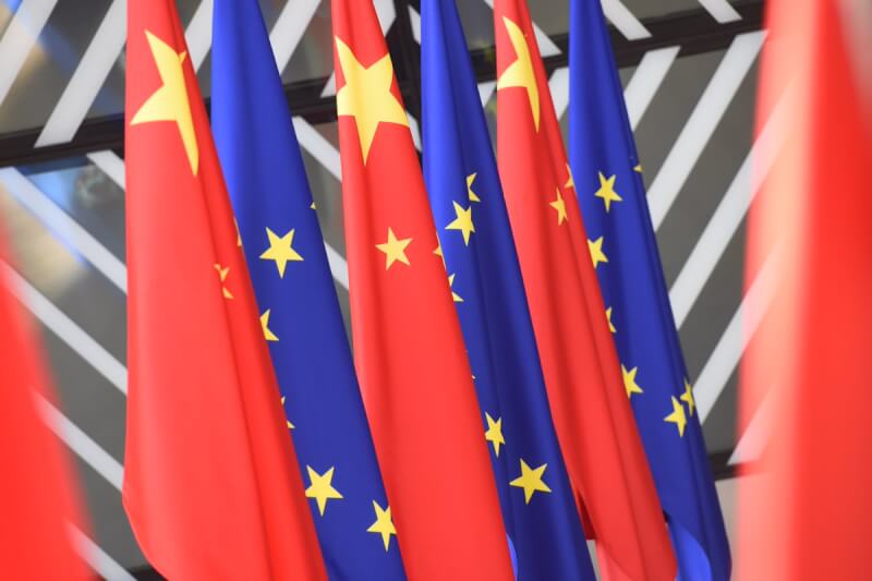 歐盟最高外交官波瑞爾23日在歐洲議會大會報告時，透露10月歐盟高峰會討論中國的部分共識。圖為中共五星旗與歐盟旗幟。（圖取自歐盟執委會網頁ec.europa.eu）
