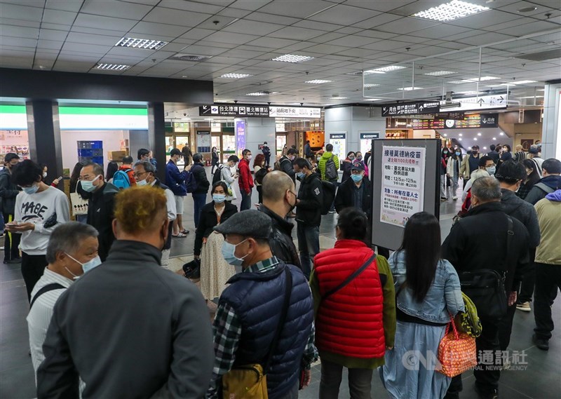 指揮中心近期祭出打疫苗送禮券的催打措施,75歲以上族群涵蓋率明顯攀升,7日力拚再接種3500劑。圖為台北車站莫德納疫苗施打站。(中央社檔案照片)
