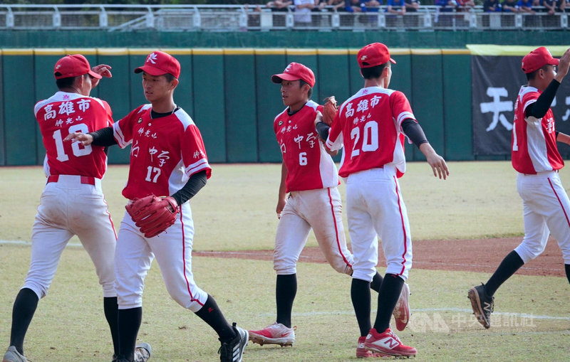 110學年度高中棒球聯賽(鋁棒組)全國賽預賽,普門中學7日先以10比1擊敗美和高中,戰績互咬與成德高中PK,以1比0拿勝、晉級16強賽。(學生棒球聯盟提供)中央社記者謝靜雯傳真 110年12月7日