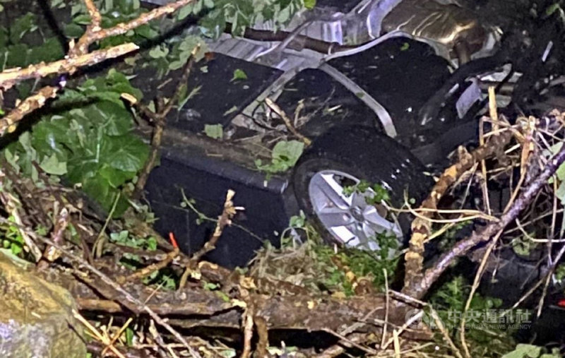 淡水26歲林姓女子6日晚間與友人飲酒後開車返家,不僅擦撞小貨車肇逃,後續還衝下邊坡,整輛車翻覆在雜草及樹叢中,四輪朝天;所幸在警消迅速到場救護脫困,傷勢無大礙,遭依公共危險等罪嫌移送法辦。(翻攝照片)中央社記者王鴻國傳真 110年12月7日