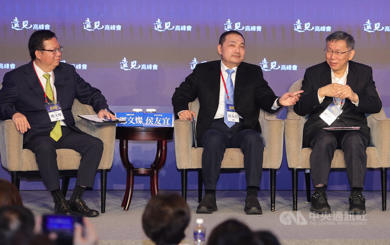 台北市長柯文哲(右起)、新北市長侯友宜、桃園市長鄭文燦7日同台出席座談,主持人問及2024參選總統問題時,侯友宜手指向柯文哲。中央社記者謝佳璋攝 110年12月7日