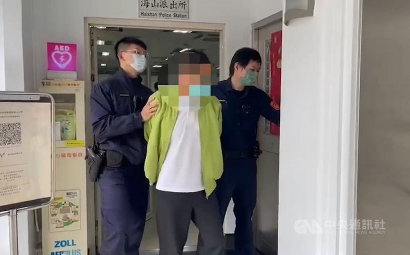 新北市一間超商7日發生女店員勸導馬姓男子(中)結帳勿插隊,竟遭馬男暴力攻擊,警方獲報迅速逮人送辦。(翻攝照片)中央社記者王鴻國傳真 110年12月7日