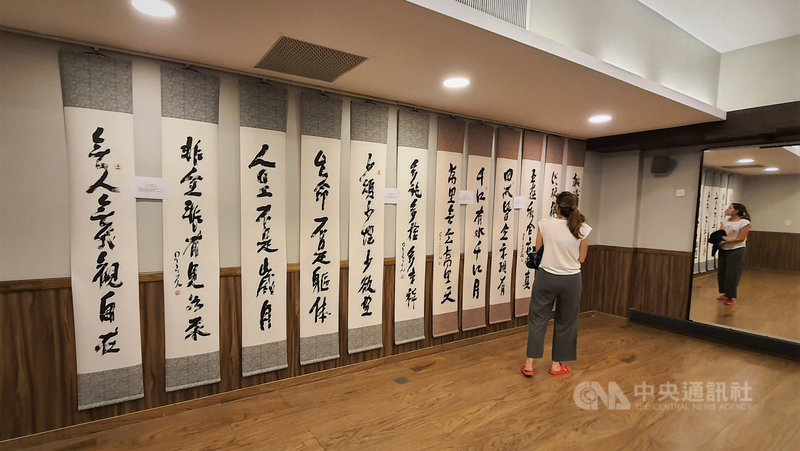 認識多元宗教外,廟宇中中文書法展示和文化體驗書寫也是吸引民眾熱烈排隊急欲參觀的原因。中央社記者黃韻如布宜諾斯艾利斯攝 110年12月6日