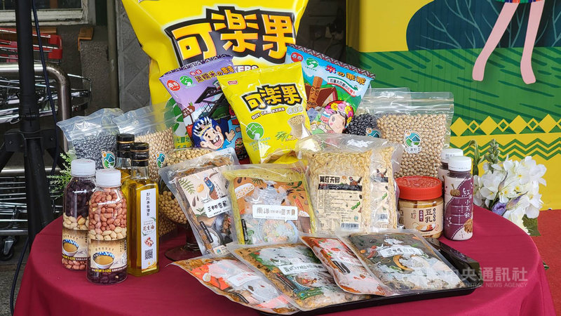 行政院農業委員農糧署東區分署7日舉辦記者會,與合作廠商一同發表以在地特色雜糧作物為原料開發的新產品,盼拓展市場通路,共同打造在地雜糧新價值。(農糧署東區分署提供)中央社記者李先鳳傳真 110年12月7日