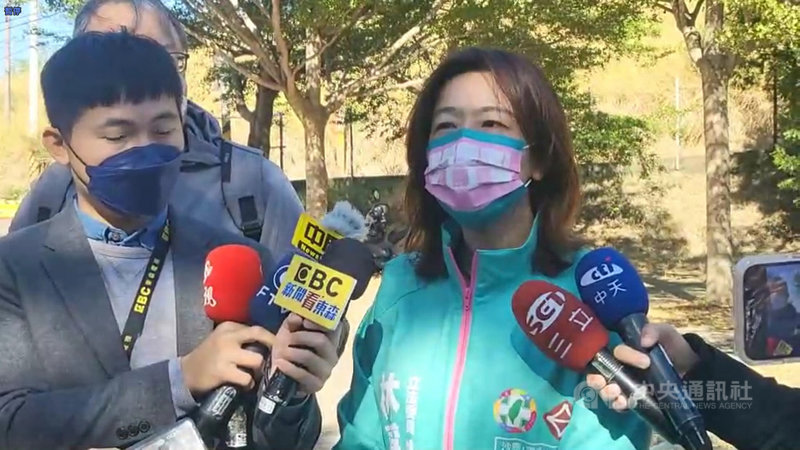 國民黨台中市第2選舉區立委補選參選人顏寬恒家族招待所,被認定部分違建7日拆除。民進黨立委補選參選人林靜儀(右)接受媒體聯訪時表示,在公保地上蓋違建是明確違法、該拆就拆。(林靜儀競選總部提供)中央社記者蘇木春傳真 110年12月7日