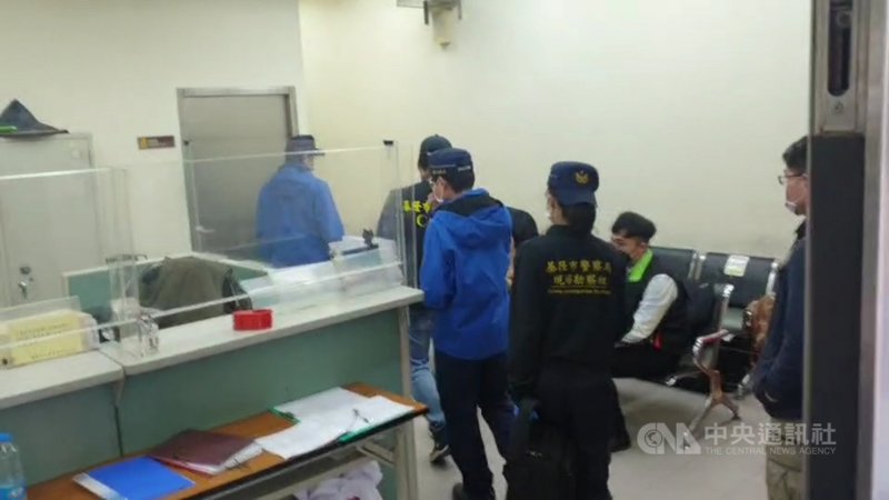 基隆一名3個月大的陳姓女嬰6日由無照的林姓保母送醫後不治,檢警7日會同法醫至基隆市立殯葬管理所相驗,並擇日安排解剖以釐清女嬰死因。(讀者提供)中央社記者王朝鈺傳真 110年12月7日