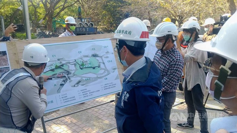 高雄壽山動物園目前休園進行改建工程,副市長林欽榮7日巡視工程進度,聽取工程簡報。中央社記者蔡孟妤攝 110年12月7日