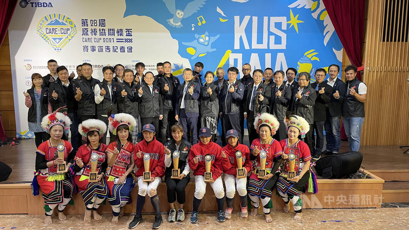 第28屆關懷盃棒球賽16日將於花蓮開打,此次標語為「KUSBAIA 原夢飛呀」,總計47支球隊參賽,並將安排已故職棒退役球星王光輝的感恩系列活動。中央社記者謝靜雯攝 10年12月7日