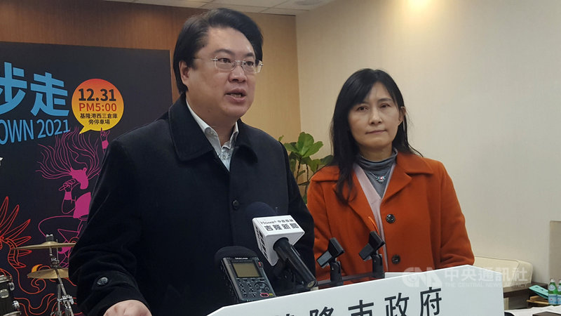 基隆市長林右昌(左)7日在市務會議後記者會表示,即日起至11日止前往基隆市35家合約醫療院所,或12處快閃施打站接種莫德納疫苗,都可以獲得100元OK超商禮券。中央社記者王朝鈺攝 110年12月7日