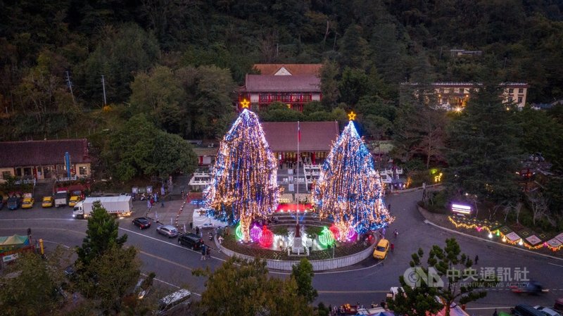 交通部觀光局參山國家風景區管理處7日晚間在梨山賓館前舉行「山谷燈光節」開燈儀式,點亮兩棵高28公尺的耶誕樹,為台灣祈福。(參山處提供)中央社記者郝雪卿傳真 110年12月7日