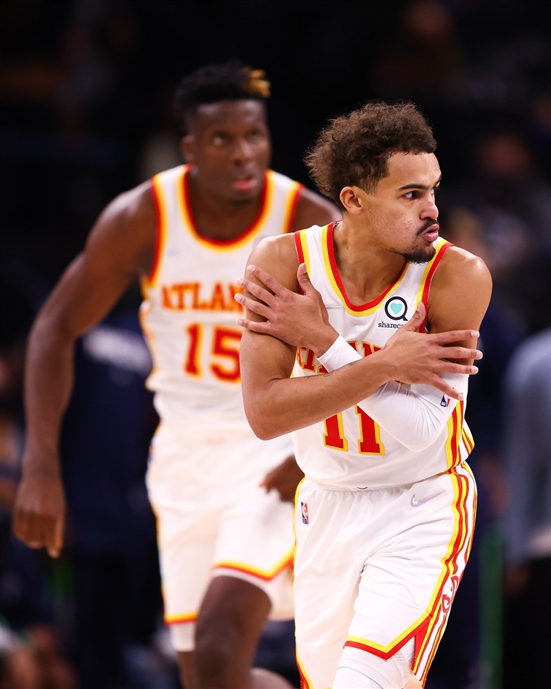 美國職籃NBA亞特蘭大老鷹6日砍進25記三分球,刷新隊史紀錄。楊恩(前)攻下老鷹最多的29分,另送出11次助攻。(圖取自twitter.com/TheTraeYoung)