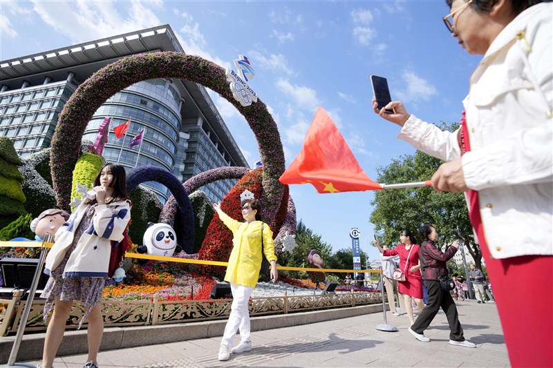 國際奧會表示,尊重美國政府對2022年北京冬季奧運實施外交抵制的宣布。圖為北京街頭的冬奧裝飾。(共同社)