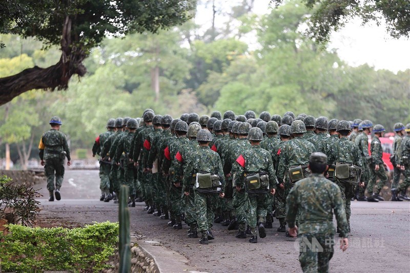 國軍教育召集新制延長為14天，為降新制對企業的衝擊，國防部規劃讓公司、學校等申報當年所得稅時，可扣除支付薪資150%所得額。（中央社檔案照片）