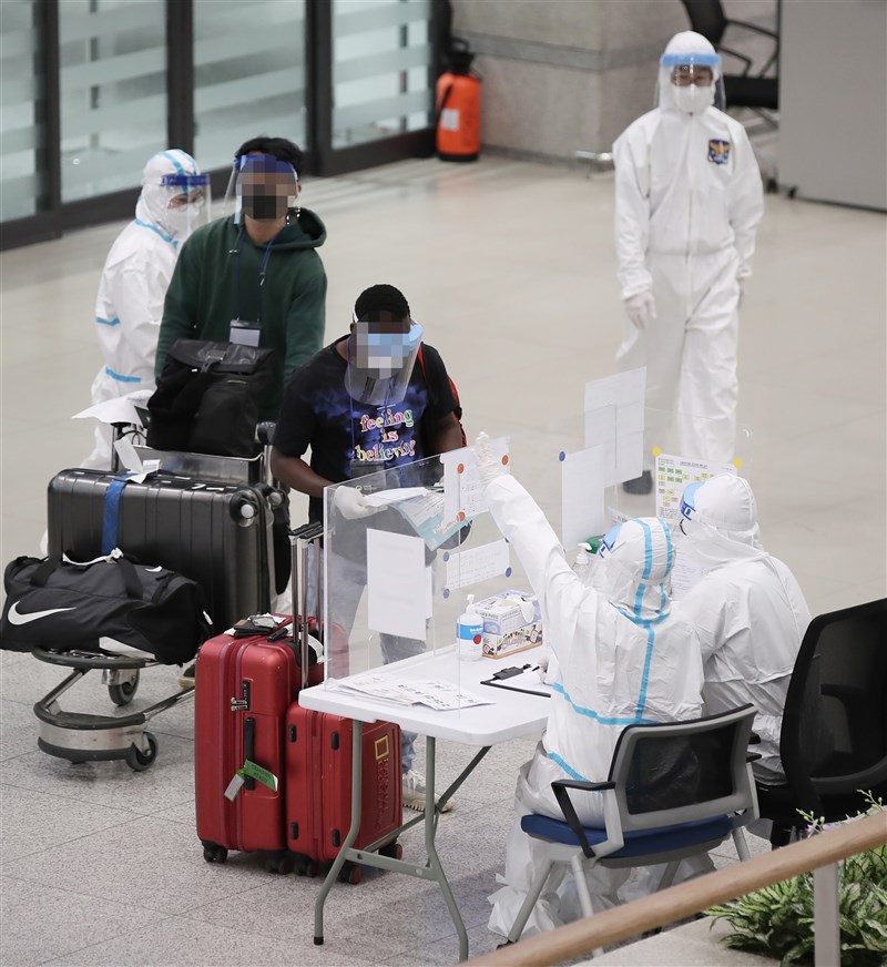 韓國7日新增12例Omicron病例，目前全國累計36人感染。圖為外籍旅客在仁川機場辦理入境手續。（韓聯社）