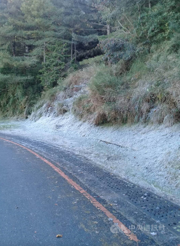 玉山塔塔加路段路面因低溫結霜、結冰,車輛行經此路段容易打滑,玉山國家公園管理處提醒駕駛人開車經過時減速小心慢行。(翻攝照片)中央社記者吳哲豪傳真 110年12月7日