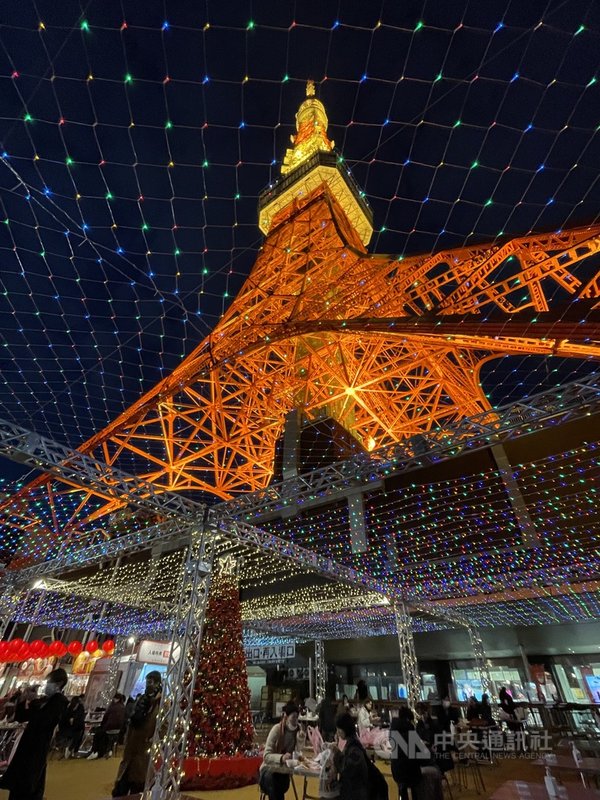 東京鐵塔台灣祭（美食活動）本屆活動3日登場，為期約1個月半，活動內容豐富，目前設有大耶誕樹。攤位菜色增加，明年1月2日東京鐵塔將第2度施以中華民國國旗光雕。圖為5日的景色。中央社記者楊明珠東京攝 110年12月6日