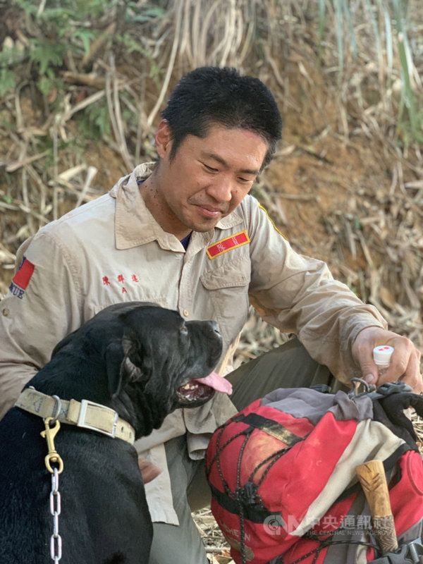 南投縣埔里鎮民眾飼養的米克斯犬「歐告」在山區玩耍時,不慎跌落90公尺深的山谷,神鷹山區搜救隊員用繩索垂降進入山谷,將約30公斤重的歐告揹上來。(劉俊修提供)中央社記者吳哲豪傳真 110年12月7日