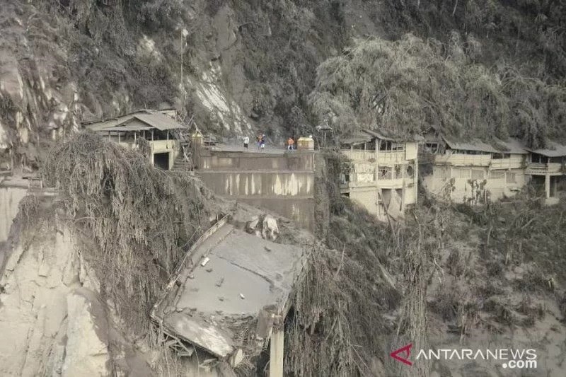 印尼東爪哇塞梅魯火山噴發已釀34人死亡、16人失蹤,多數罹難者都是被埋在火山灰、火山碎屑流底下,也有罹難者被倒塌的房子壓死。(安塔拉新聞社)