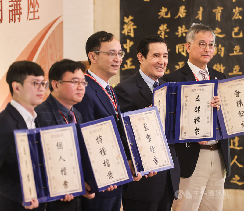 中國國民黨黨史檔案啟用典禮暨檔案應用講座7日在國立政治大學舉行,前總統馬英九(右2)、國民黨主席朱立倫(右3)出席並合影。中央社記者鄭清元攝 110年12月7日
