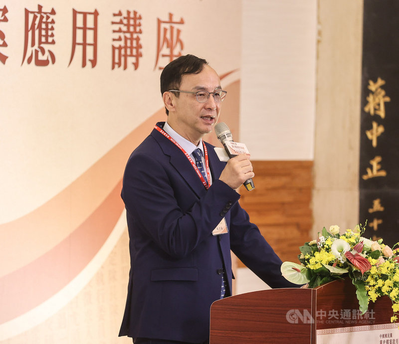 中國國民黨黨史檔案啟用典禮暨檔案應用講座7日在國立政治大學舉行,國民黨主席朱立倫出席致詞。中央社記者鄭清元攝 110年12月7日