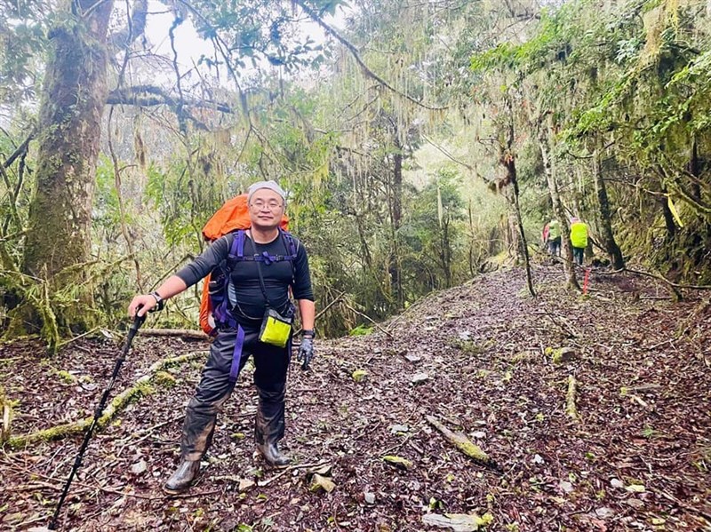 一支登山隊11月23日從瑞穗林道入山,預計攀登南三段,52歲李姓隊員因身體不適,24日獨自撤退往回走,卻自此失聯,親友發出懸賞30萬元告示,盼民眾一起協尋。(親友提供)中央社記者李先鳳傳真 110年12月7日