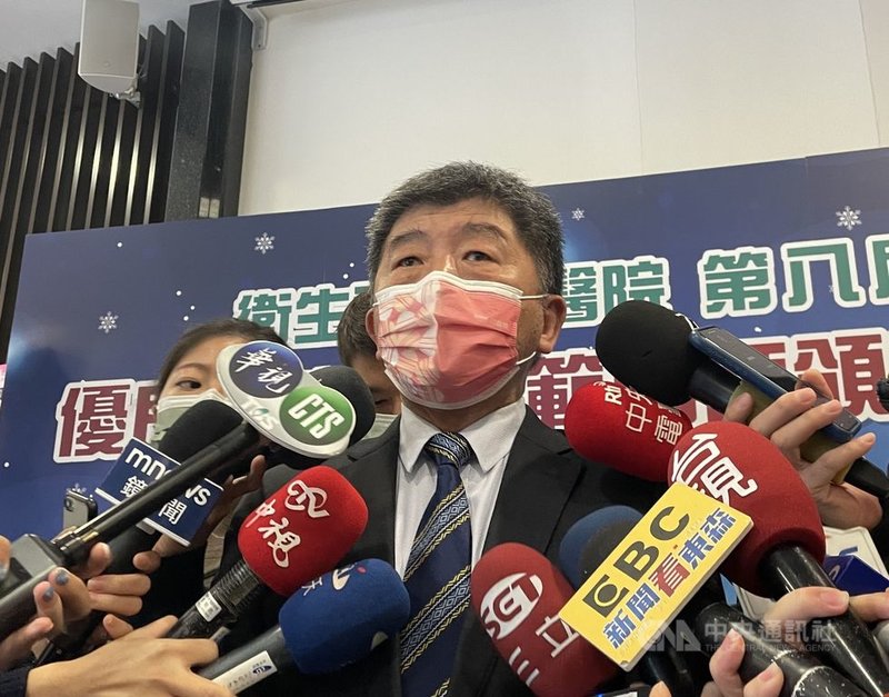 中央流行疫情指揮中心指揮官陳時中(前)7日表示,台北車站的莫德納疫苗施打站接種效果不錯,故6日下午緊急加開施打點,在站內3個不同地方設站,3線同時進行替民眾接種疫苗,6日共2001人完成接種。中央社記者江慧珺攝 110年12月7日