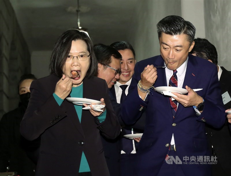 台灣美國商會70週年慶祝活動8日在台北舉行,總統蔡英文(前左)出席並與台灣美國商會會長金奇偉(前右)一同品嚐美食。中央社記者吳家昇攝 110年12月8日