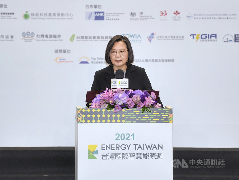 2021台灣國際智慧能源週8日在台北南港展覽館2館登場,總統蔡英文出席開幕典禮致詞表示,預估到2025年,台灣風電加上光電建設可創造逾新台幣1.7兆元投資額,及超過2兆元產值;她承諾政府將全力以赴,讓台灣成為亞洲綠能發展中心。中央社記者王飛華攝 110年12月8日