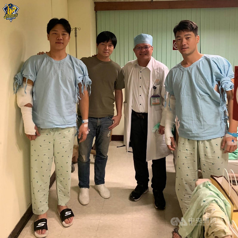 中華職棒中信兄弟隊球員詹子賢(左)、李振昌(右)7日已動完手肘骨刺手術,總教練林威助(左2)並到醫院探視,目前2人恢復狀況良好。(中信兄弟提供)中央社記者楊啟芳傳真 110年12月8日